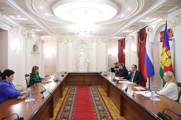 
Губернатор Кубани Вениамин Кондратьев встретился с руководством краснодарского отделения Сбербанка                    