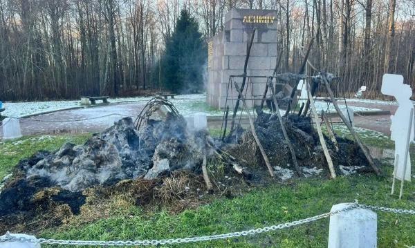 «Шалаш Ленина» сгорел на территории музея под Петербургом
«Шалаш Ленина» сгорел на территории музея под Петербургом