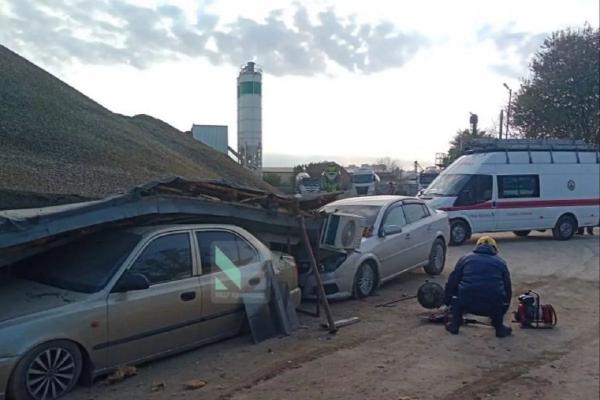 
Стена обрушилась в хозяйственном корпусе здания в Краснодаре. Под завалами находится женщина                    