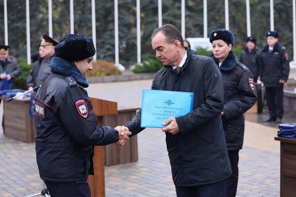 
Участковым уполномоченным Кубани передали 26 служебных автомобилей                    