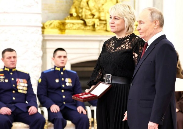 Владимир Путин вручил вдове кубанского казака звезду Героя России