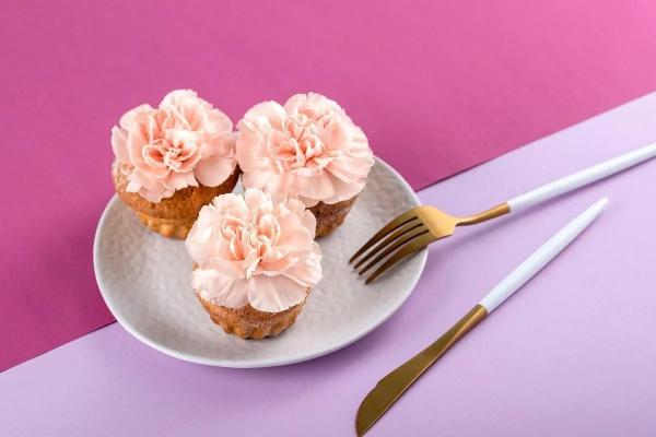 
Десерты и выпечка с цветами из вашего сада: как выбрать безопасные и вкусные ингредиенты                    