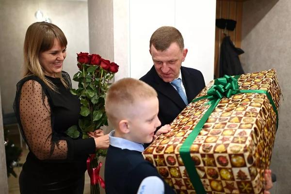Губернатор Кубани Вениамин Кондратьев исполнил новогоднее желание ребенка из Краснодара
Губернатор Кубани Вениамин Кондратьев исполнил новогоднее желание ребенка из Краснодара
