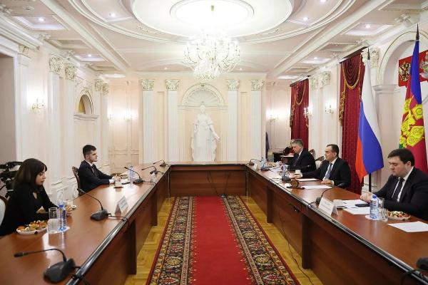 Губернатор Кубани Вениамин Кондратьев встретился с семьей Пархоменко
Губернатор Кубани Вениамин Кондратьев встретился с семьей Пархоменко