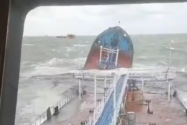 Пострадавших при крушении танкера в Керченском проливе моряков доставили в больницу Анапы
Пострадавших при крушении танкера в Керченском проливе моряков доставили в больницу Анапы