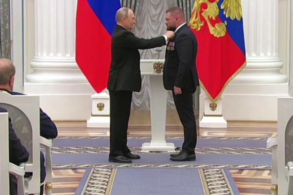 
Путин вручил военкору Поддубному звезду Героя России                    