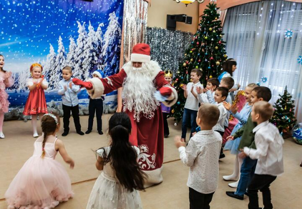 
Встреча с Дедом Морозом может обернуться стрессом для ребёнка, предостерегают психологи
