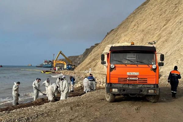 Более 300 тонн мазута с танкера «Волгонефть-293» собрали у берега Темрюкского района
Более 300 тонн мазута с танкера «Волгонефть-293» собрали у берега Темрюкского района