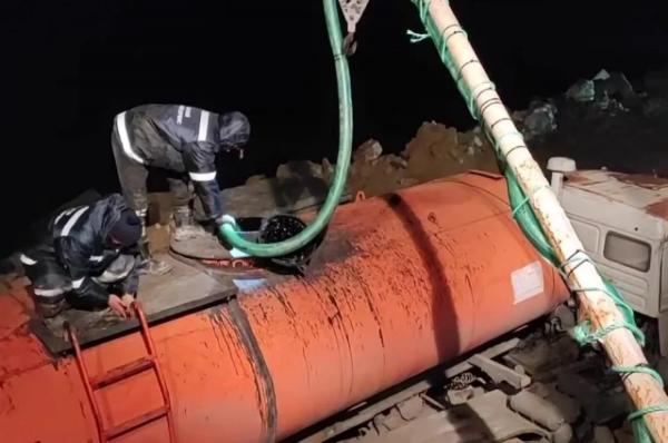 
В Темрюкском районе начали откачивать мазут из танкера &laquo;Волгонефть-239&raquo;    