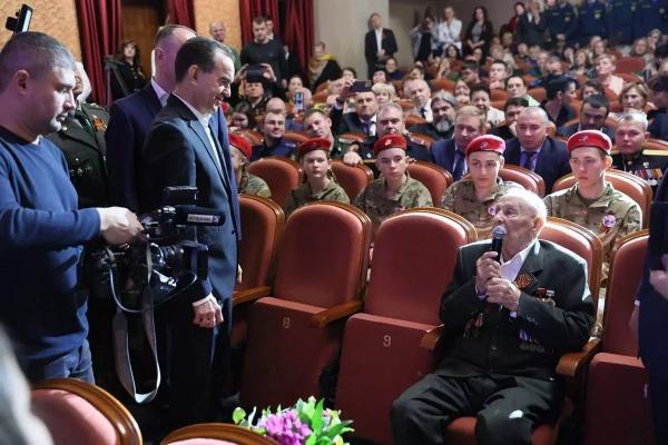 Глава Кубани Вениамин Кондратьев поздравил со 104-летием ветерана Великой Отечественной Ивана Курбакова
Глава Кубани Вениамин Кондратьев поздравил со 104-летием ветерана Великой Отечественной Ивана Курбакова