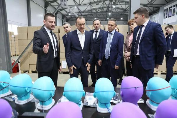 
Губернатор Краснодарского края Вениамин Кондратьев оценил производство средств индивидуальной защиты в Динском районе                    
