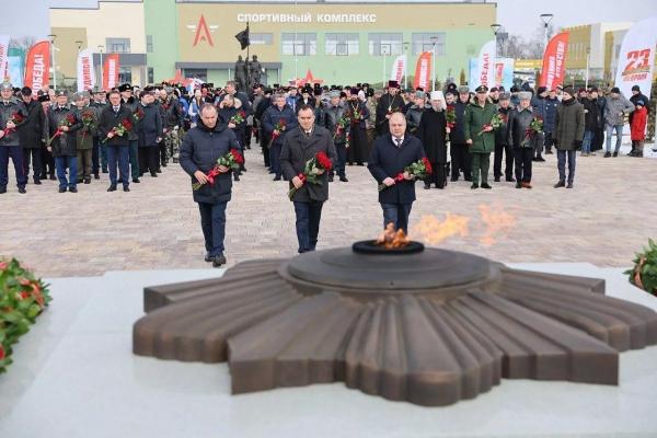 Вениамин Кондратьев возложил цветы к Вечному огню в центре «Патриот»
Вениамин Кондратьев возложил цветы к Вечному огню в центре «Патриот»