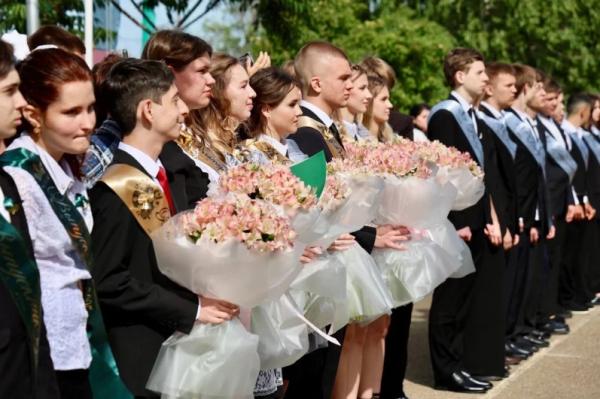 
Губернатор поздравил кубанских выпускников с Последним звонком    