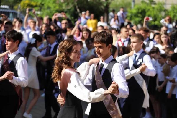 
Губернатор поздравил кубанских выпускников с Последним звонком    