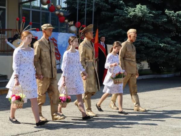 
Губернатор поздравил кубанских выпускников с Последним звонком    