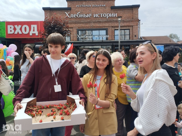 В Краснодаре прошел третий фестиваль клубники. Собрали фото и впечатления посетителей В Краснодаре прошел третий фестиваль клубники. Собрали фото и впечатления посетителей