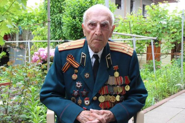Вениамин Кондратьев поздравил ветерана Бориса Гришина из Ейского района с вековым юбилеем
Вениамин Кондратьев поздравил ветерана Бориса Гришина из Ейского района с вековым юбилеем