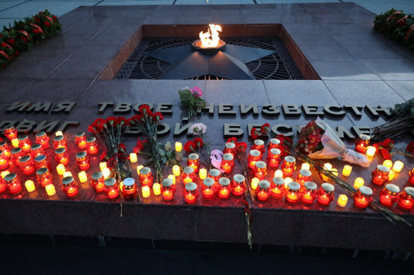 Вениамин Кондратьев возложил цветы и лампаду к мемориалу Вечного огня в Краснодаре Вениамин Кондратьев возложил цветы и лампаду к мемориалу Вечного огня в Краснодаре