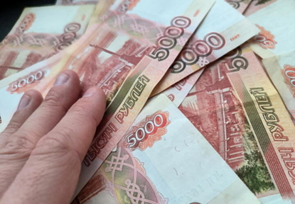 
В Краснодарском крае завкафедрой вуза вымогала у студентов взятки за сдачу экзаменов, в зале суда педагог стыдливо прятала лицо от камеры
