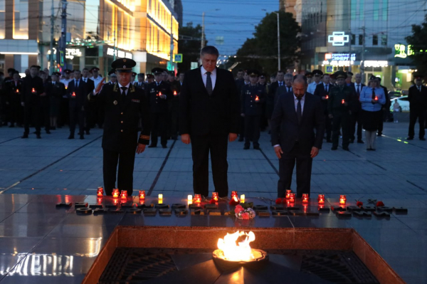 Вениамин Кондратьев возложил цветы и лампаду к мемориалу Вечного огня в Краснодаре Вениамин Кондратьев возложил цветы и лампаду к мемориалу Вечного огня в Краснодаре