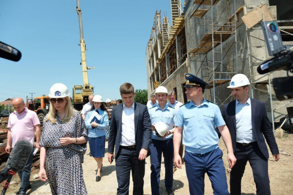 Вице-губернатор Анна Минькова оценила работы по строительству поликлиники в Выселковском районе Вице-губернатор Анна Минькова оценила работы по строительству поликлиники в Выселковском районе