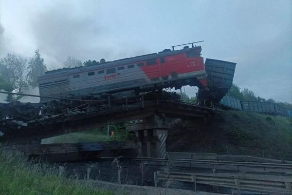 
Часть грузового поезда рухнула на дорогу в Курской области из-за обрушения железнодорожного моста                    