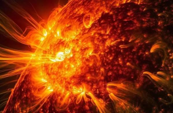 
Небывалой мощности выброс идет от Солнца к Земле: началась магнитная буря                    