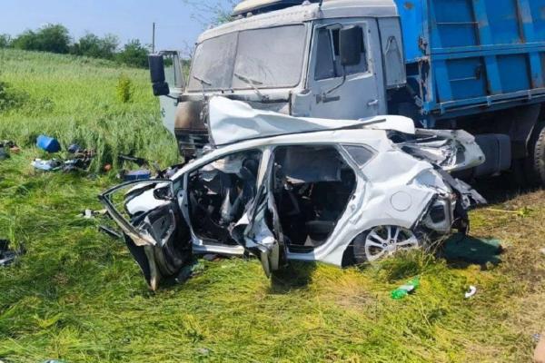 Погибли женщина и двое подростков. В полиции рассказали подробности смертельного ДТП под Краснодаром
Погибли женщина и двое подростков. В полиции рассказали подробности смертельного ДТП под Краснодаром