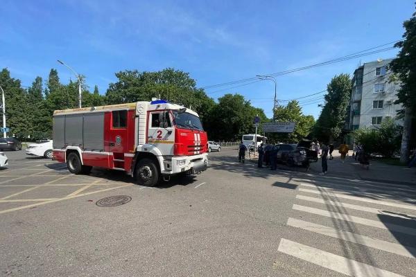 Пожарная машина протаранила легковушку в центре Краснодара. Есть пострадавший
Пожарная машина протаранила легковушку в центре Краснодара. Есть пострадавший