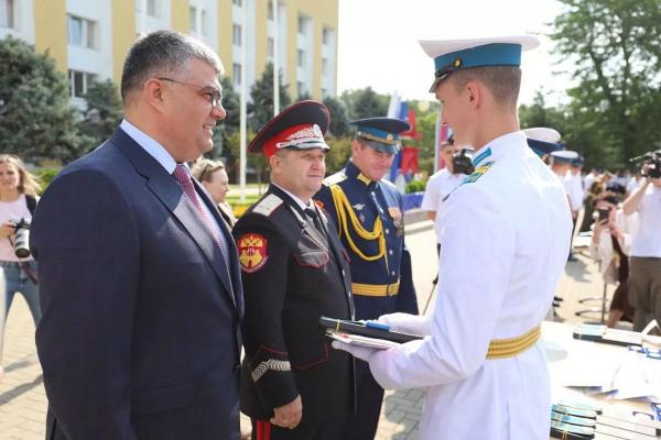
Выпускникам Краснодарского президентского кадетского училища вручили аттестаты                    