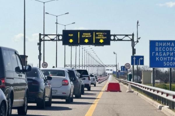 В очереди на Крымский мост стоят более 1300 автомобилей
В очереди на Крымский мост стоят более 1300 автомобилей