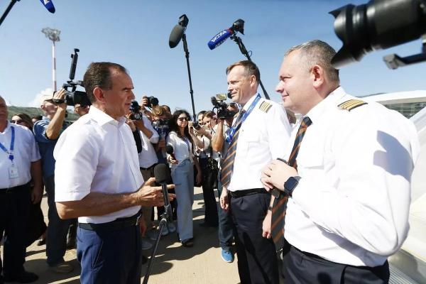 Губернатор Вениамин Кондратьев встретил первый рейс в аэропорту Геленджика
Губернатор Вениамин Кондратьев встретил первый рейс в аэропорту Геленджика