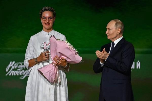 
Владимир Путин вручил россиянам премию &laquo;Всё для Победы!&raquo;                    