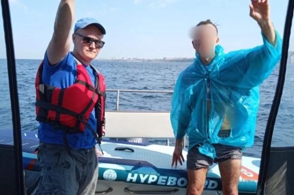 
В Анапе сап-серфер провел ночь в открытом море в ожидании спасателей    