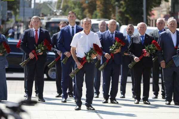 Вячеслав Володин и Вениамин Кондратьев возложили цветы к Вечному огню в Краснодаре