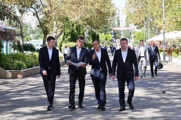 
Губернатор Вениамин Кондратьев проинспектировал организацию нестационарной торговли в краснодарском парке &laquo;Солнечный остров&raquo;                    