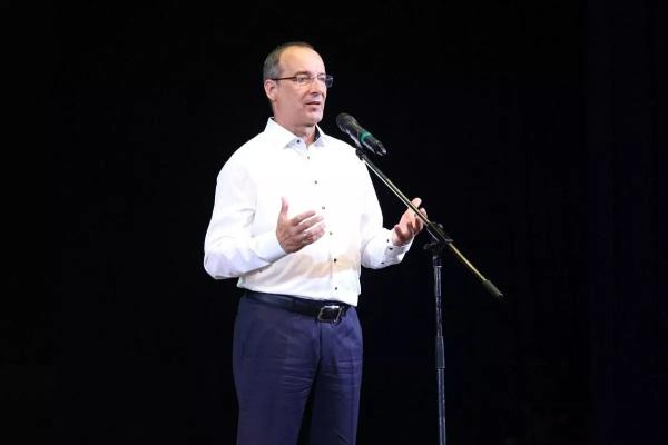 Руководитель парламента Юрий Бурлачко поздравил студентов и преподавателей КубГАУ с началом учебного года
Руководитель парламента Юрий Бурлачко поздравил студентов и преподавателей КубГАУ с началом учебного года