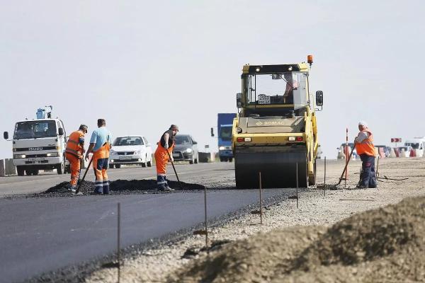 В 2025 году на ремонт и строительство дорог в Краснодарском крае направили 11,6 млрд рублей
В 2025 году на ремонт и строительство дорог в Краснодарском крае направили 11,6 млрд рублей