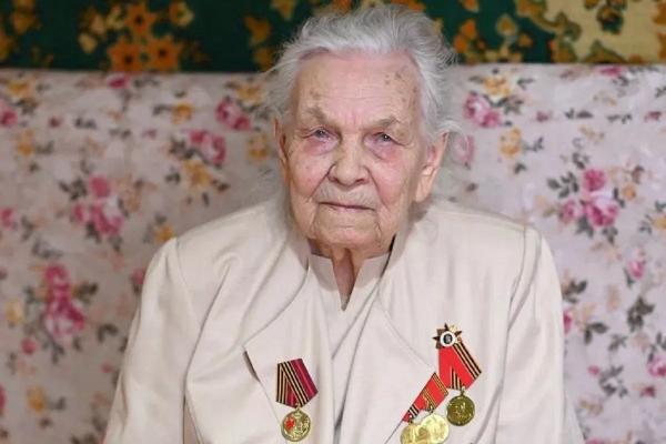 
Вениамин Кондратьев поздравил ветерана Великой Отечественной войны Марфу Романову из Краснодара с вековым юбилеем                    