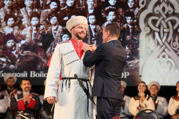 Вениамин Кондратьев наградил солистов Кубанского казачьего хора