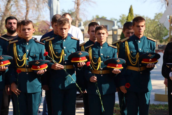 По поручению губернатора в Брюховецком районе открыли бюст Героя России Евгения Остапенко