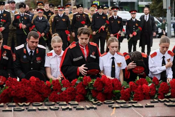 Губернатор Вениамин Кондратьев возложил цветы к Вечному огню в Краснодаре
Губернатор Вениамин Кондратьев возложил цветы к Вечному огню в Краснодаре