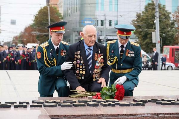 Губернатор Вениамин Кондратьев возложил цветы к Вечному огню в Краснодаре
Губернатор Вениамин Кондратьев возложил цветы к Вечному огню в Краснодаре