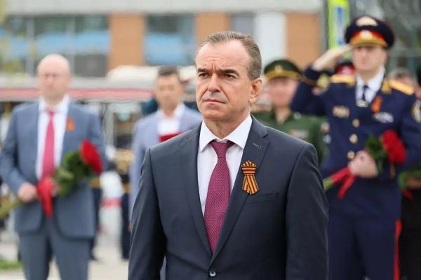 Губернатор Вениамин Кондратьев возложил цветы к Вечному огню в Краснодаре
Губернатор Вениамин Кондратьев возложил цветы к Вечному огню в Краснодаре