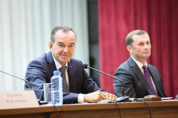 
Вениамин Кондратьев поручил увеличить количество общественного транспорта в Староминском районе                    