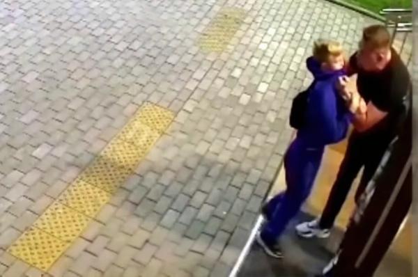 В Краснодаре отец грубо разобрался с подростком, который плюнул в его дочь
В Краснодаре отец грубо разобрался с подростком, который плюнул в его дочь