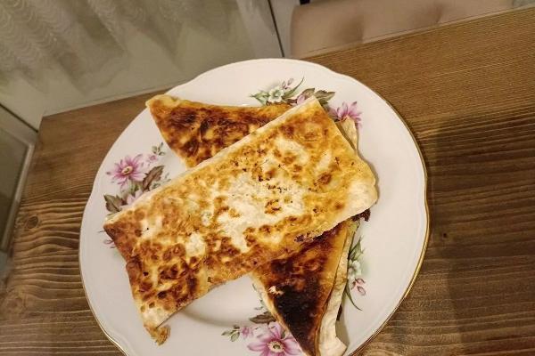 
Идеальная самса с сыром из тонкого лаваша за 15 минут: рецепт, который легко повторит даже ребенок                    