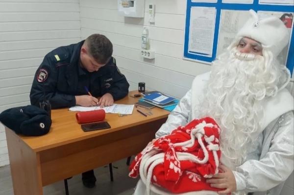 В Анапе задержали мужчину в костюме Деда Мороза
В Анапе задержали мужчину в костюме Деда Мороза