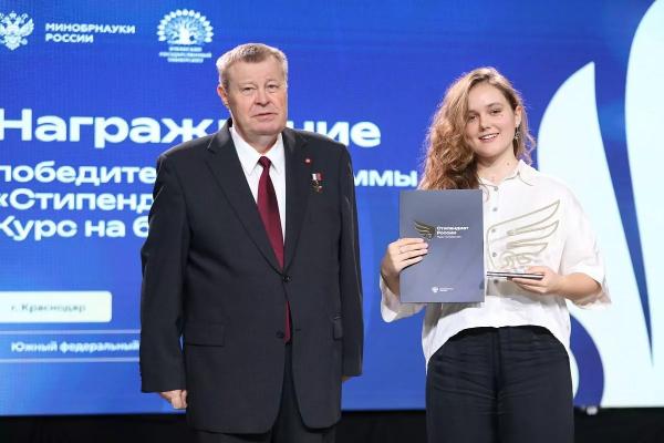 Владимир Устинов и Вениамин Кондратьев наградили лауреатов новых стипендиальных программ президента и Правительства РФ
Владимир Устинов и Вениамин Кондратьев наградили лауреатов новых стипендиальных программ президента и Правительства РФ