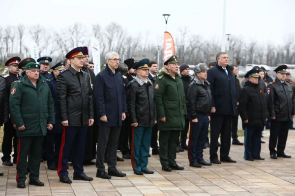 Вениамин Кондратьев возложил цветы к Вечному огню в центре «Патриот» Вениамин Кондратьев возложил цветы к Вечному огню в центре «Патриот»